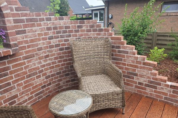 Firma Görtzen in Viöl - Mauer mit Sitzplatz