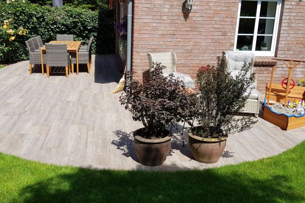 Firma Görtzen in Viöl - Terrasse im Garten