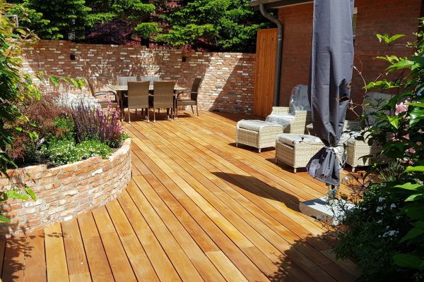 Firma Görtzen in Viöl - Holzterasse mit Garten