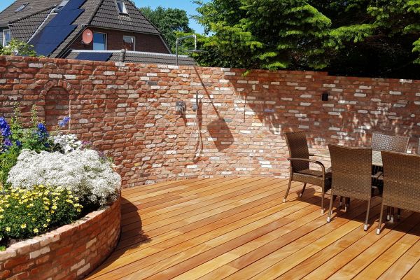 Firma Görtzen in Viöl - Garten mit Holzterasse 