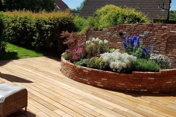 Firma Görtzen in Viöl - Mauer mit Holzterasse 