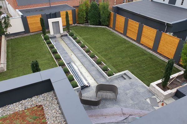 Firma Görtzen in Viöl - Garten mit Weg und Mauer von oben