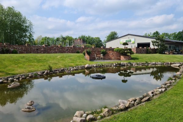 Firma Görtzen in Viöl - Teich mit Unternehmensgebäude