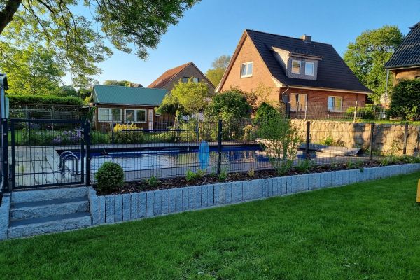 Firma Görtzen in Viöl - Garten mit Maurer am Pool