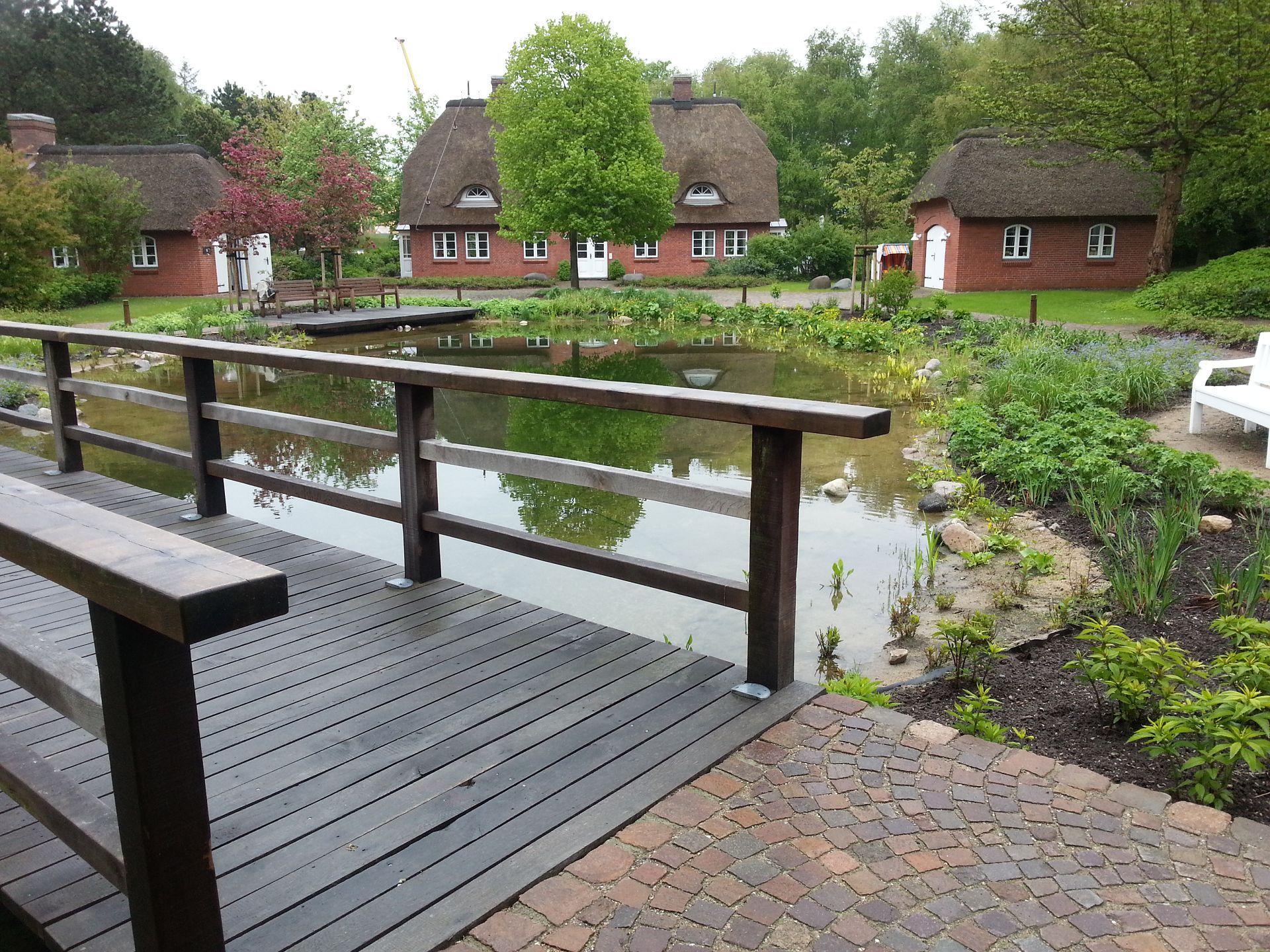 Firma Görtzen in Viöl - Garten-Teicharbeiten mit Brücke