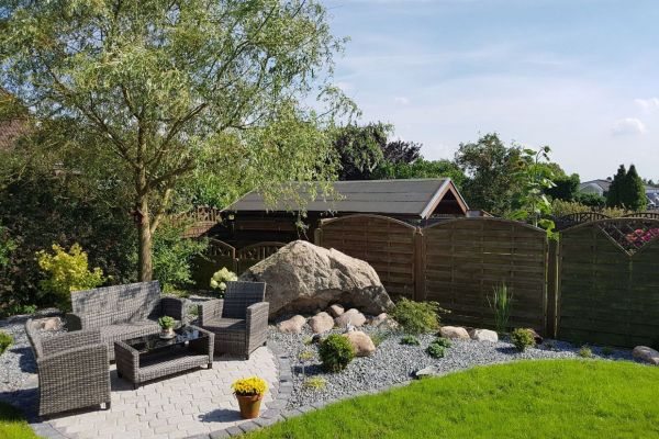 Firma Görtzen in Viöl - Garten Garten mit Sitzbereich und Findling