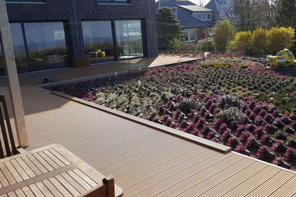 Firma Görtzen in Viöl - Garten mit großer Terrasse