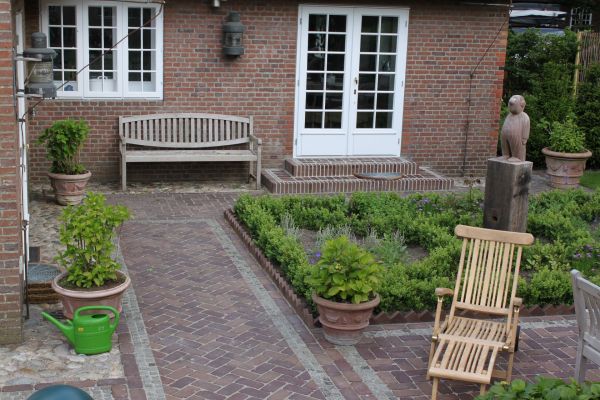 Firma Görtzen in Viöl - Gehweg mit Sitzbank im Garten